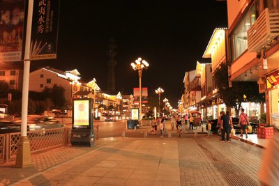 武夷山景区商业街夜景    第2天早起来吃早饭早餐吃贵哦可以话自己