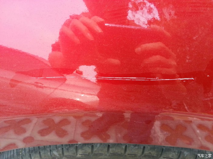 【图】车子刮到别人的摩托车上了,来人看看要