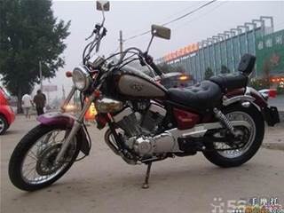 慢出一台经典车。雅马哈天王太子V缸250