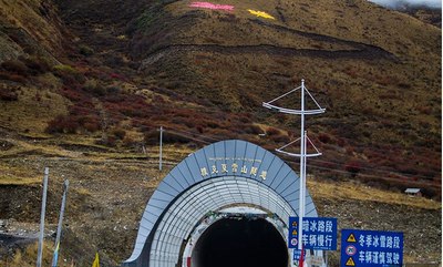 隧道进口蔚为壮观,雅克夏雪山隧道由吉林省援建.