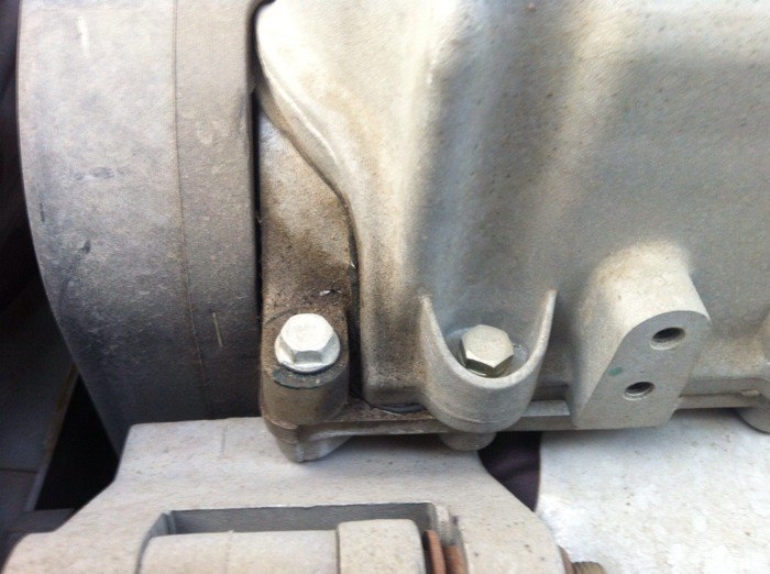 【图】发动机附近哒哒响,并且有个地方有油渍