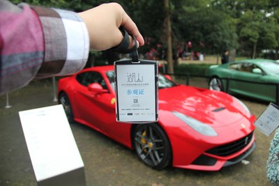 委屈一下ferrari f12berlinetta,给我的参观证做背景