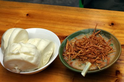 阆中美食有四绝:保宁醋,张飞牛肉,白糖蒸馍,保宁压酒