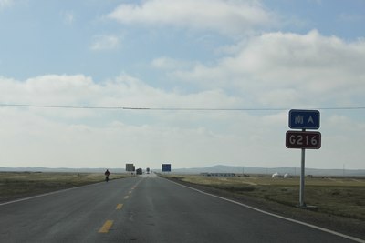 g216国道路平又直.