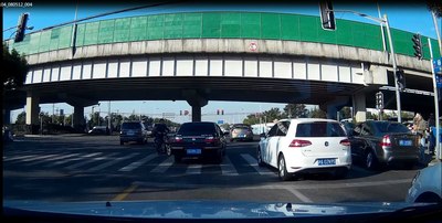 沪ARN123桑塔纳3000逆行+转弯道直行+闯红