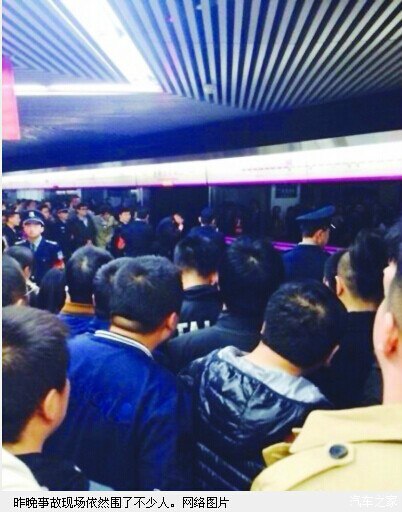 【图】坐地铁千万别抢秒!女子被门夹住,摔下站鸽视频保姆图片
