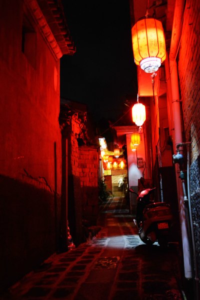 自驾游腾冲(4)和顺古镇迷人的小巷夜景