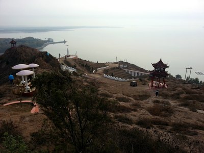 峡山旅游风景区 ,碧波万顷,水天一色,库心小岛精巧别致,状如黛螺