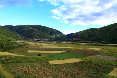 四通达乡是四川省甘孜藏族自治州甘孜县辖乡,路边白塔.