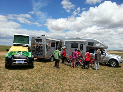 带上86岁老妈,穷游欧亚34国,吃住车上。_自驾