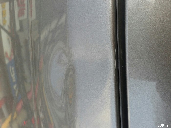 【图】郁闷!车顶被楼顶掉下来的冰砸了个坑_明