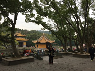    普济禅寺又名前寺,坐落在灵鹫峰南麓,是普陀山最古老的
