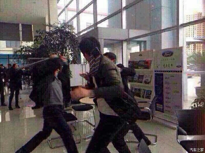 【图】4儿子店给不了车,打起来了 至于这样子