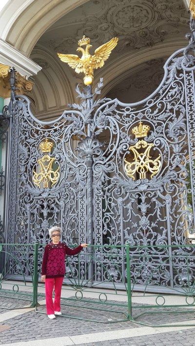 带上86岁老妈,穷游欧亚34国,吃住车上。_自驾