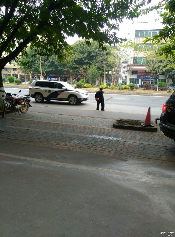 汉兰达警车.