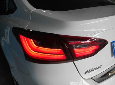 新款三厢福克斯大灯尾灯改装作业