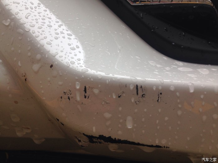 【图】各位前辈,请教下新车前保险杠擦伤的问