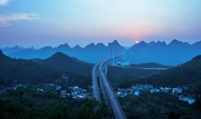      位于沪昆高速镇宁至关岭上的霸陵河大桥,号称亚