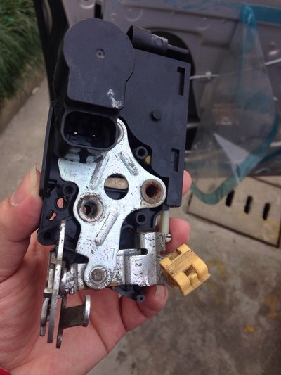 中控锁接触不正常-死马当活马医-自己修_赛欧