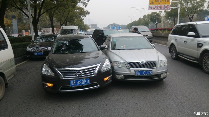 【图】车被擦了对方逃逸,追上撞停。