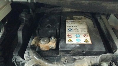 翼虎的电池才一年多出现漏液氧化正常吗?