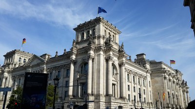 带上86岁老妈,穷游欧亚34国,吃住车上。_自驾