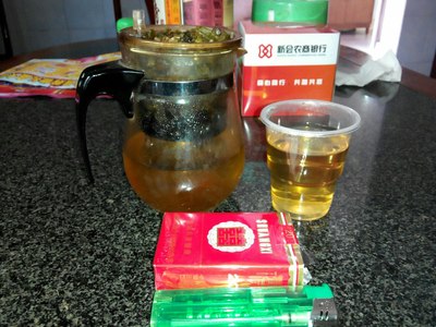 我个人其实很低调的,一包烟一杯茶就能过一天