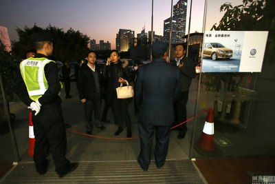深圳汽车限购多家4S店被警方和税务部门封门