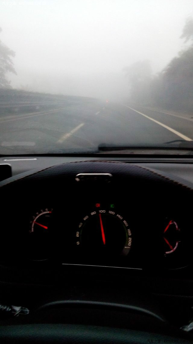 这是换胎当天开车回去上班路上自拍的,早上7点,玛吉斯轮胎,雾真大