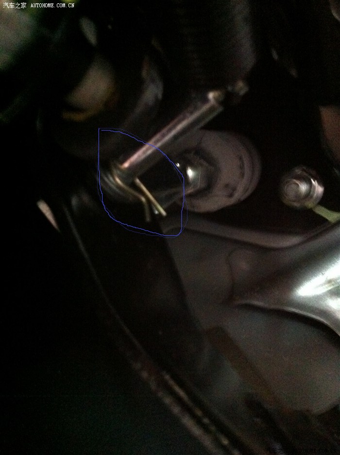 油门 刹车的时候  发现离合器弹簧边上有个类似金属卡扣的东西  不懂