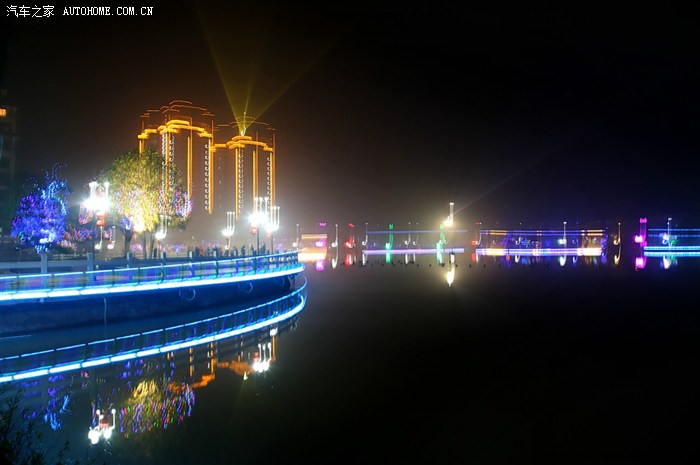 夜幕降临,安仁县城的夜景确实漂亮,宽大的水幕电影恐怕北京都少见.图片