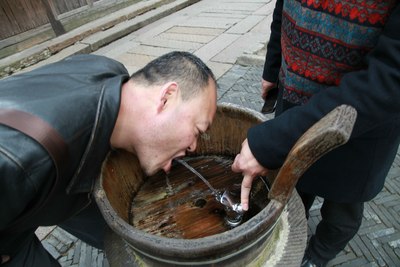 两人对直饮水产生了兴趣,非要尝尝,童趣未眠