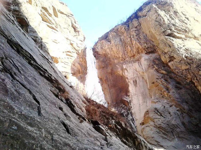 太行山风景之邢台仙界山冰挂与崖柏