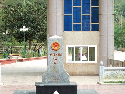 越南国门,国门后面是越南的河江市.