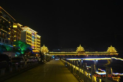 回家路上车友在湖南通道县城吃晚餐--补充能量靠红牛
