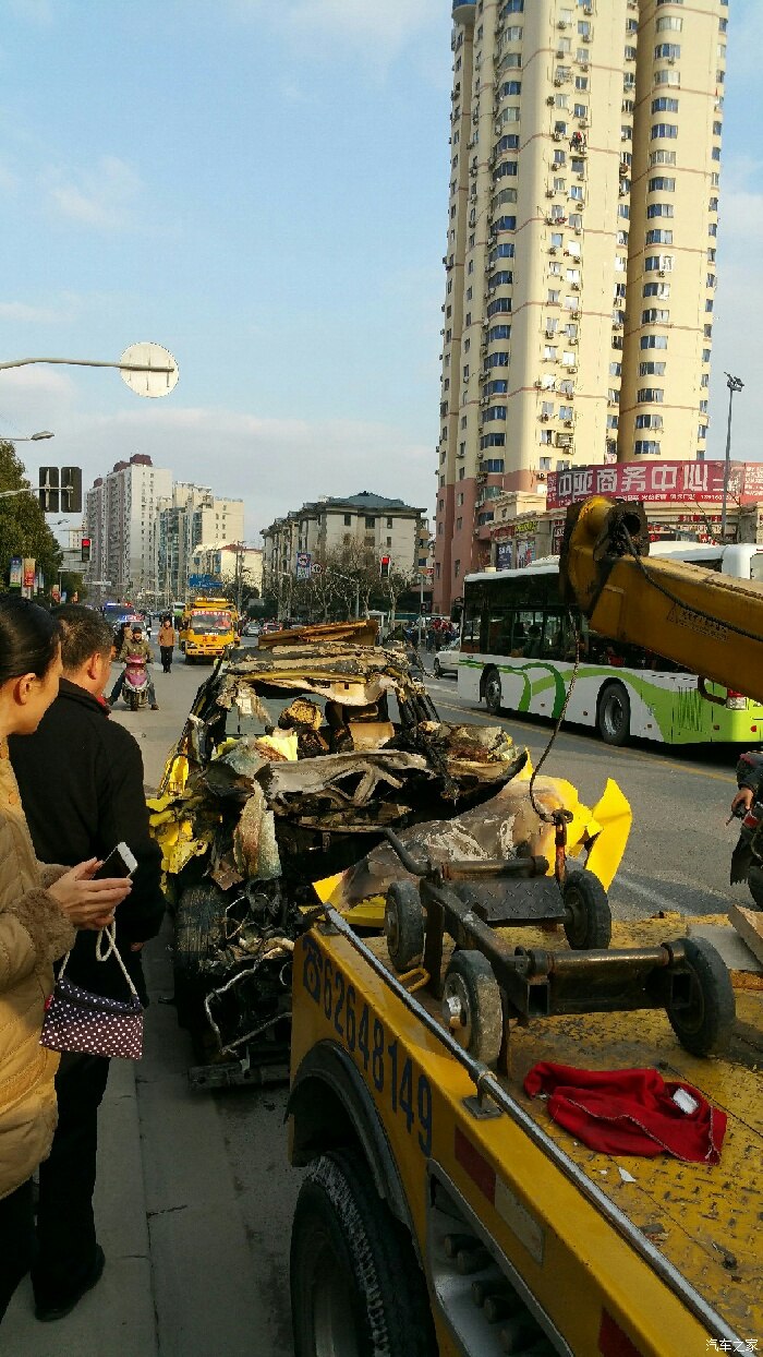 【图】普陀区星河世纪城家乐福 mg车祸 一半_上海论坛_汽车之家论坛