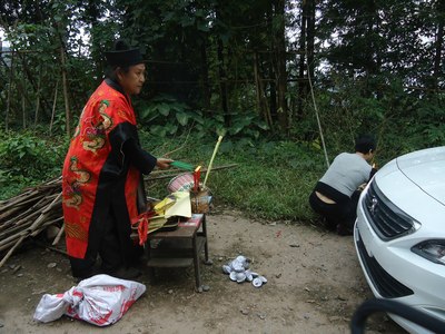 车子接回来后,听人说为了安全起见,新车是要祭车的,于是驱车上山,请