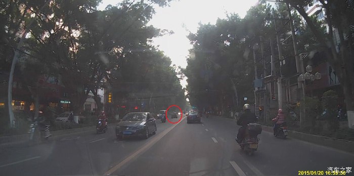 又一摩托车横穿马路,人仰车翻(已加视频)
