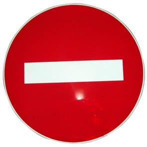 单行道的反方向一般都有禁止通行的标志.