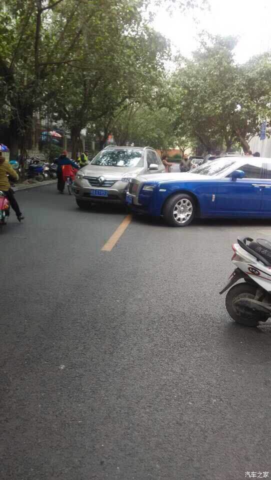【图】【南宁突发事件】劳斯莱斯和雷诺碰上了