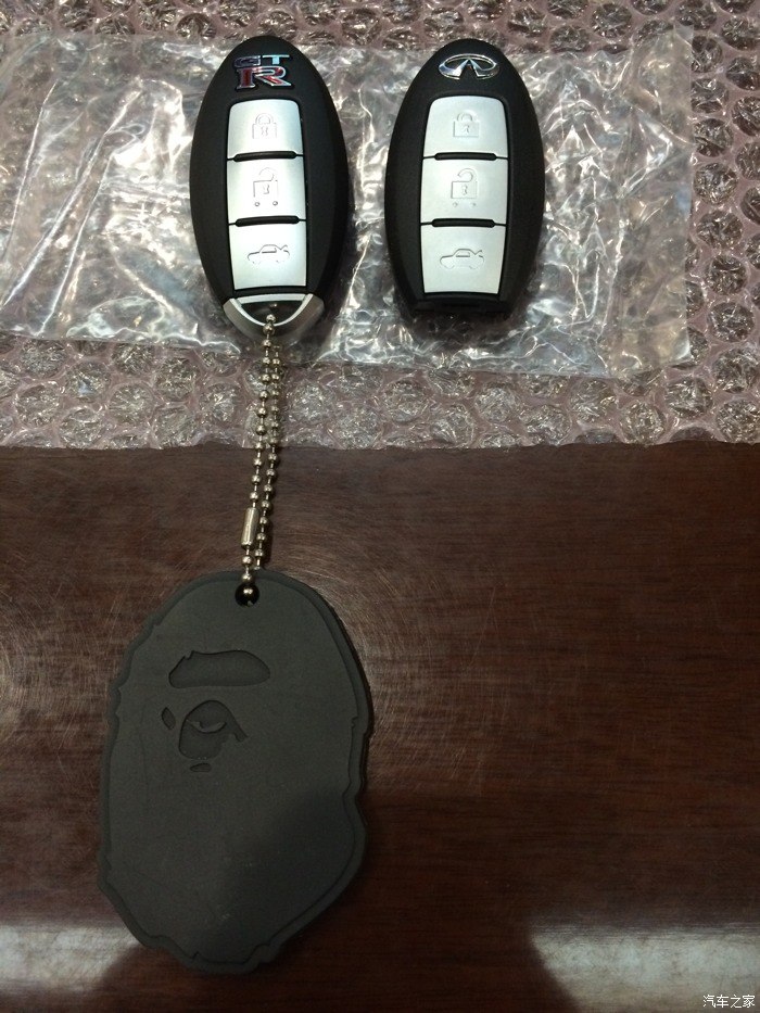炫一下GTR的钥匙~虽然跟咱们的一样~
