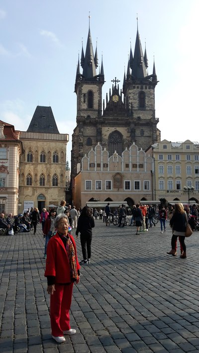 带上86岁老妈,穷游欧亚34国,吃住车上。_自驾