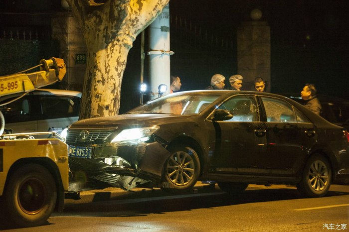 【图】凯7出事了,上海美国总领事馆被撞!