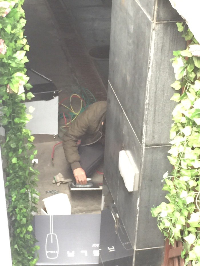 【图】蛮拼的…特斯拉充电桩安装队的大叔们…