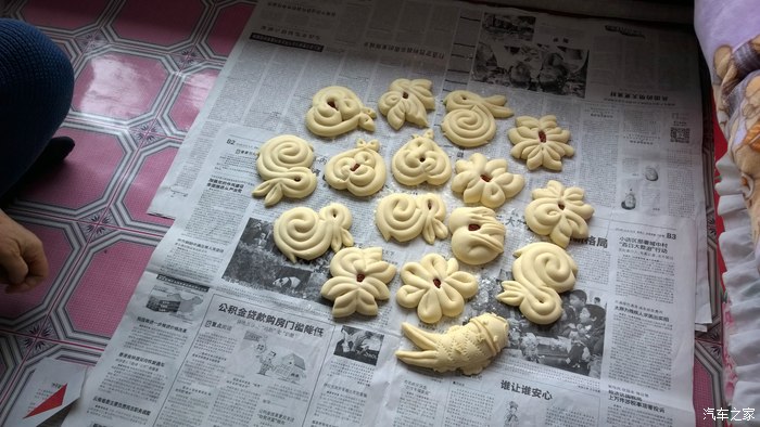 这么捏面鱼儿得先发下才能上笼里蒸