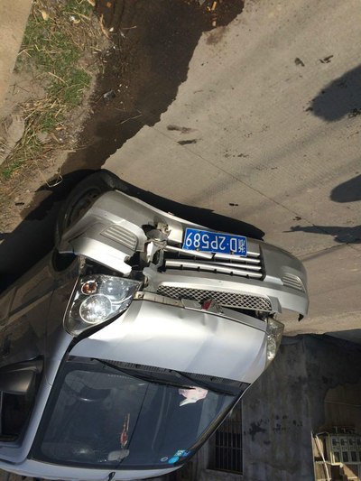 停在路边的小高被人撞了 对方全责 我可以赔折