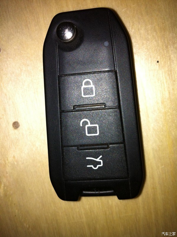 遥控车钥匙要更换电池的话应该怎么拆开