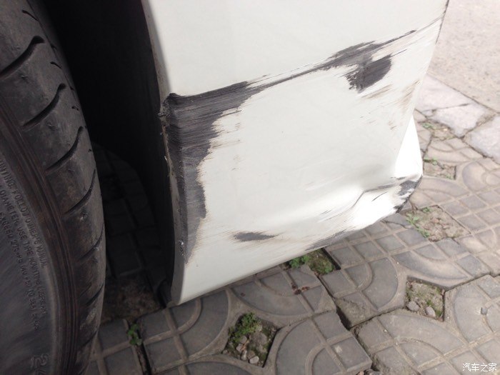 【图】大过年的撞车 这保险杠估计得换了 前轮