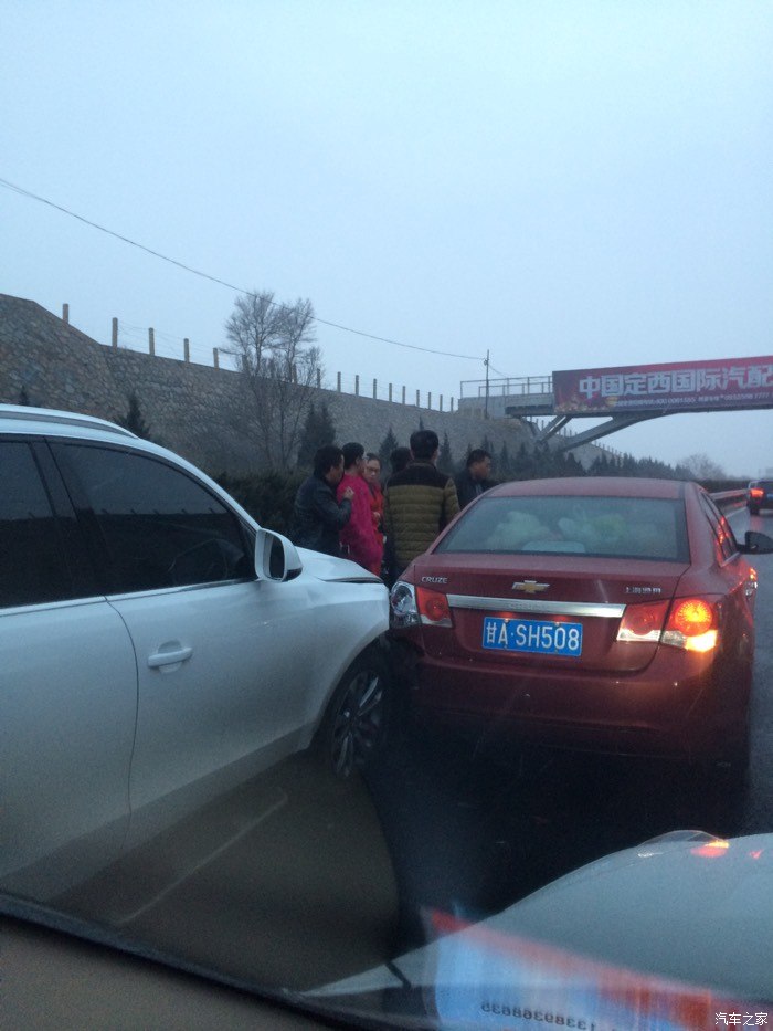 今天晚上定西到兰州高速公路大雪加堵车顺带几起车祸