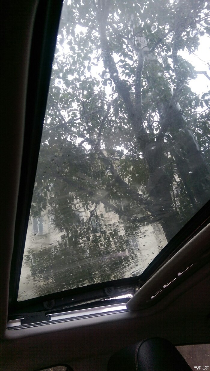 下雨天人在车内汽车未启动情况下大家是开天窗还是侧窗